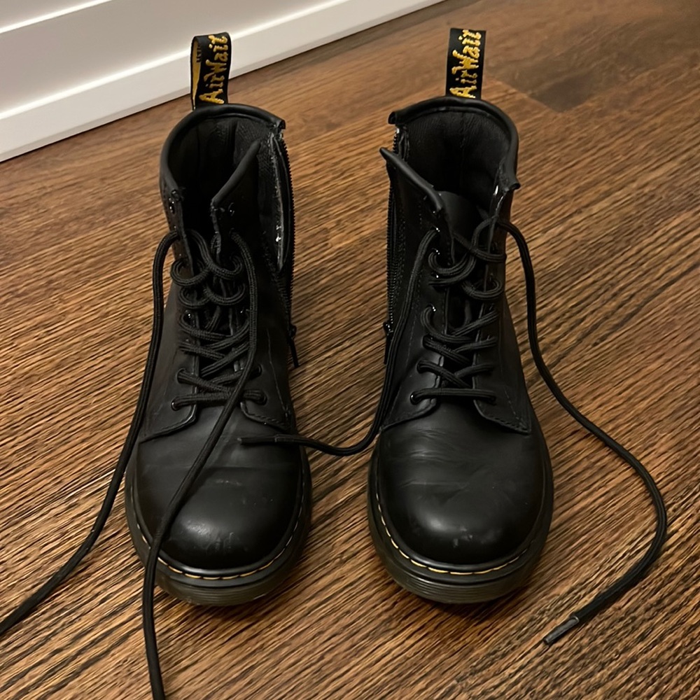 Dr. Martens, girls black boot. Size 3. Good condition